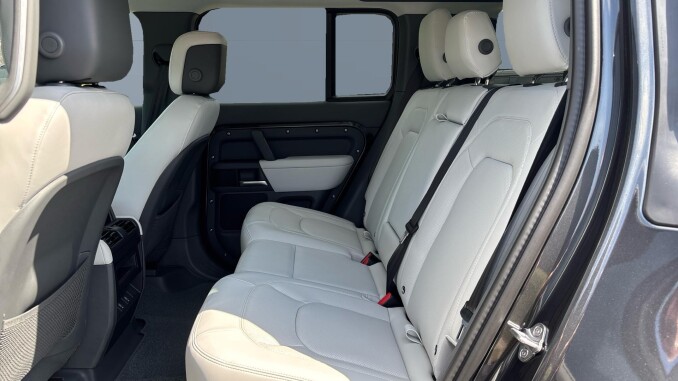 Land Rover Defender 3.0 D250 X-Dynamic HSE 110 5dr Auto Diesel Estate - Image 4